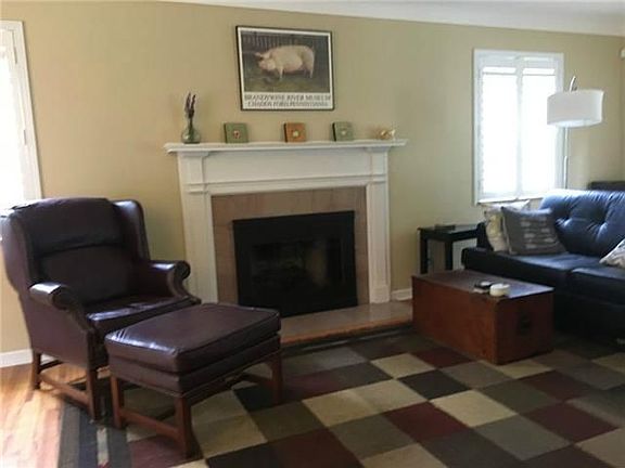 5th image of 2329 Meadowwood Dr