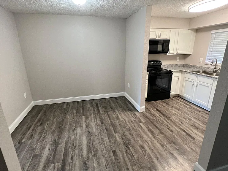 Oakbrook Village Apartments — Photo 38