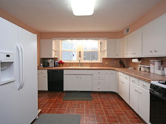 Bright and Roomy Eat-In Kitchen