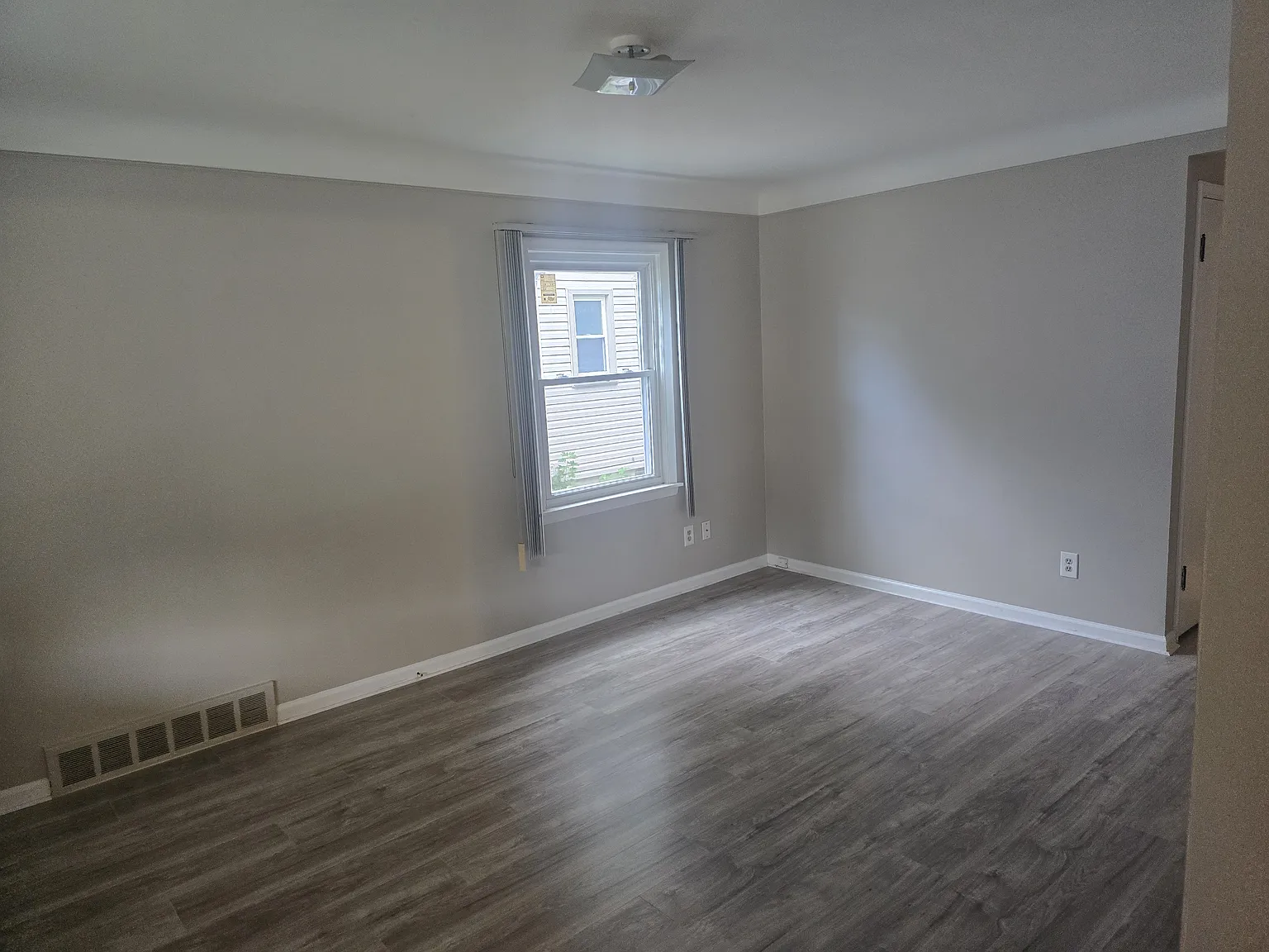 3 bed, 1600 sqft, $1,700 — Photo 2