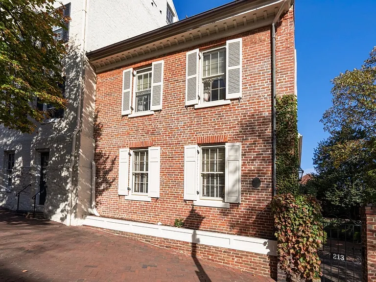 213 Cameron St — Photo 3