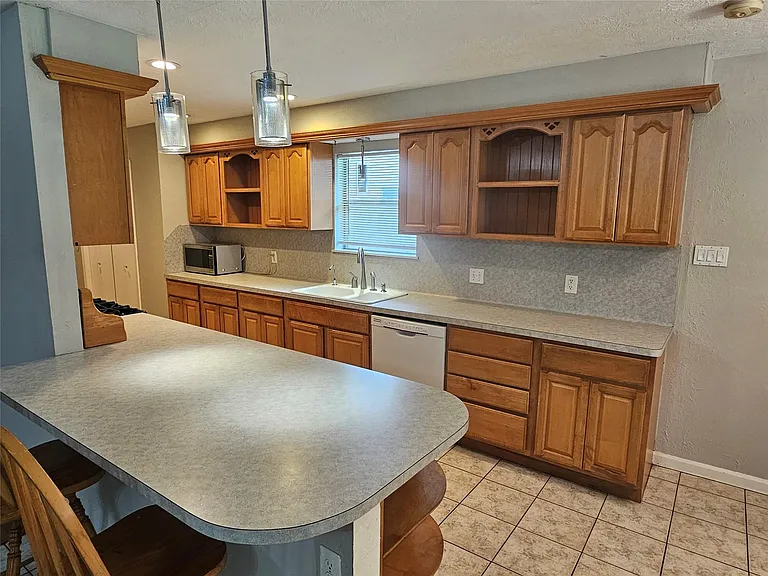 2701 Henderson Ln — Photo 6