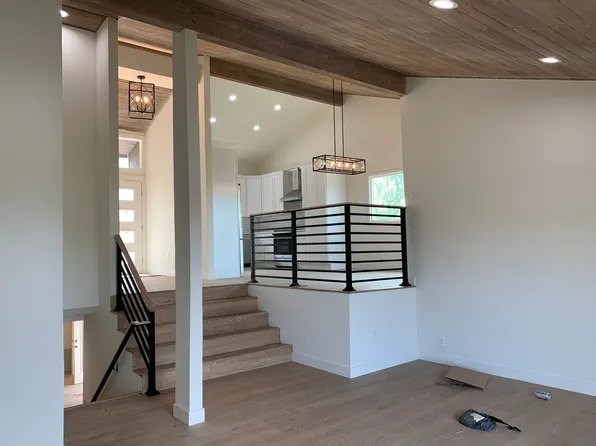 21465 Iglesia Dr, Woodland Hills, CA 91364