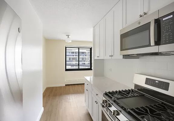 3rd image of 90 Beekman St #Res3h