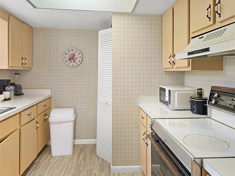 553 Fairways Cir #B — Photo 8