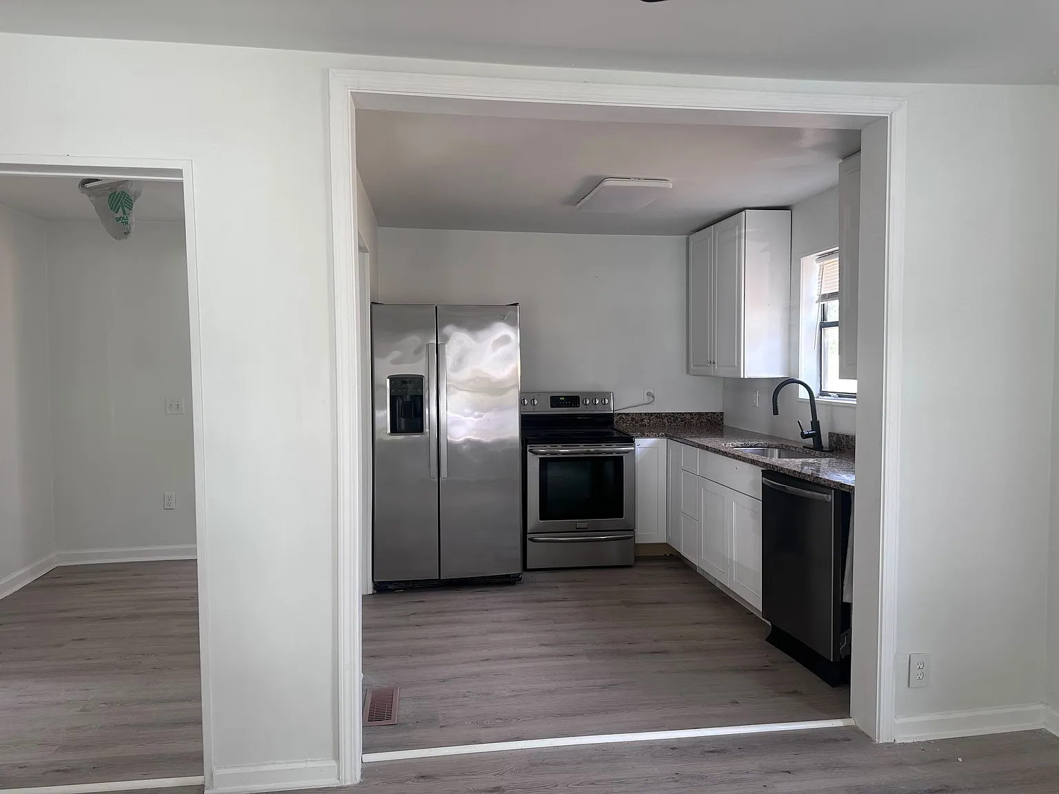 2 bed, 874 sqft, $1,390 — Photo 2