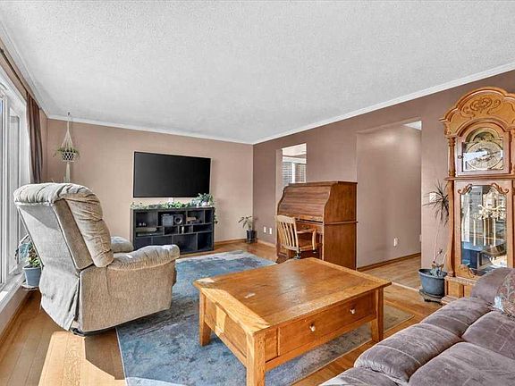 5th image of 41 W Templeson Cres NE