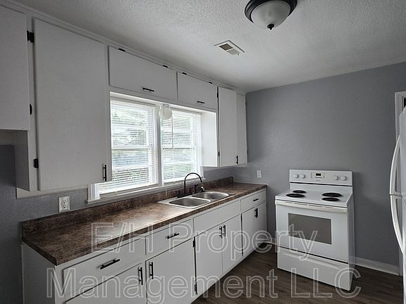 5th image of 1338 N Volutsia Ave