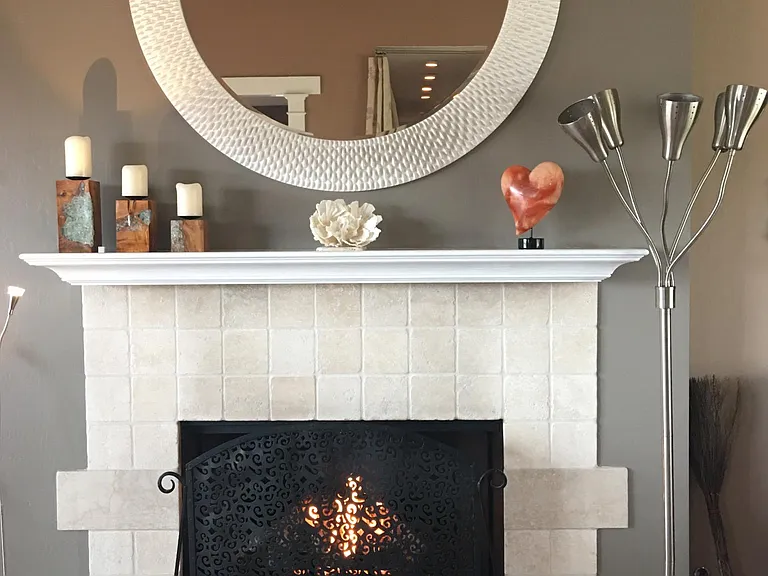 LR has gas fireplace.