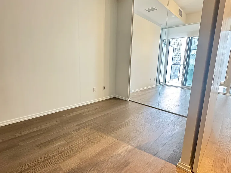 5 Soudan Ave #914 — Photo 17