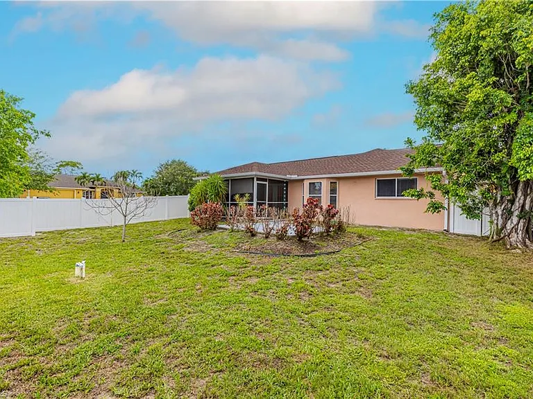 9084 Caloosa Rd — Photo 24