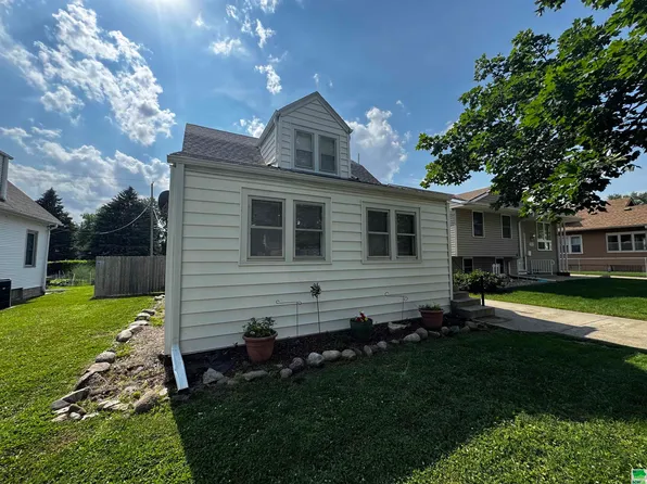 2621 S Glass St, Sioux City, IA 51106