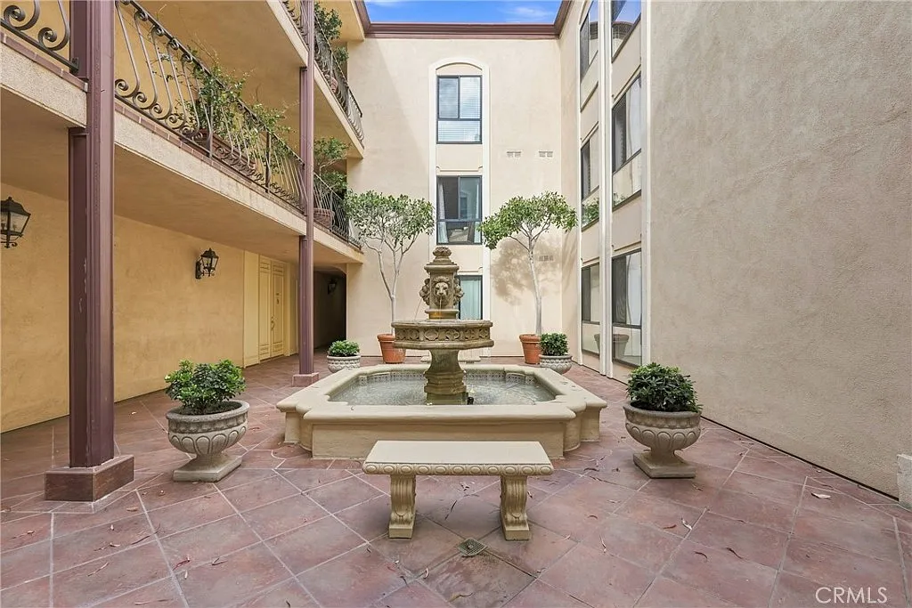 2 bed, 1294 sqft, $4,300 — Photo 4