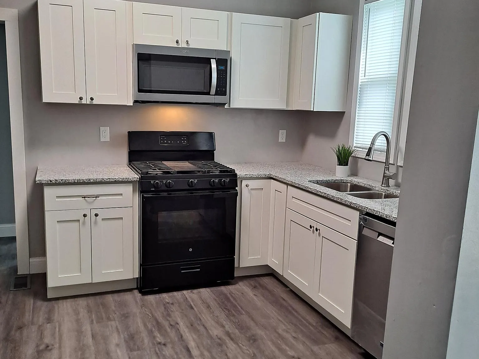 3 bed, 1305 sqft, $1,450 — Photo 2