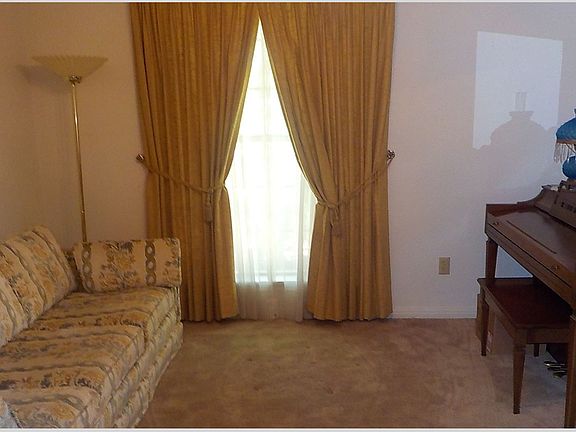 5th image of 1013 E Evergreen St
