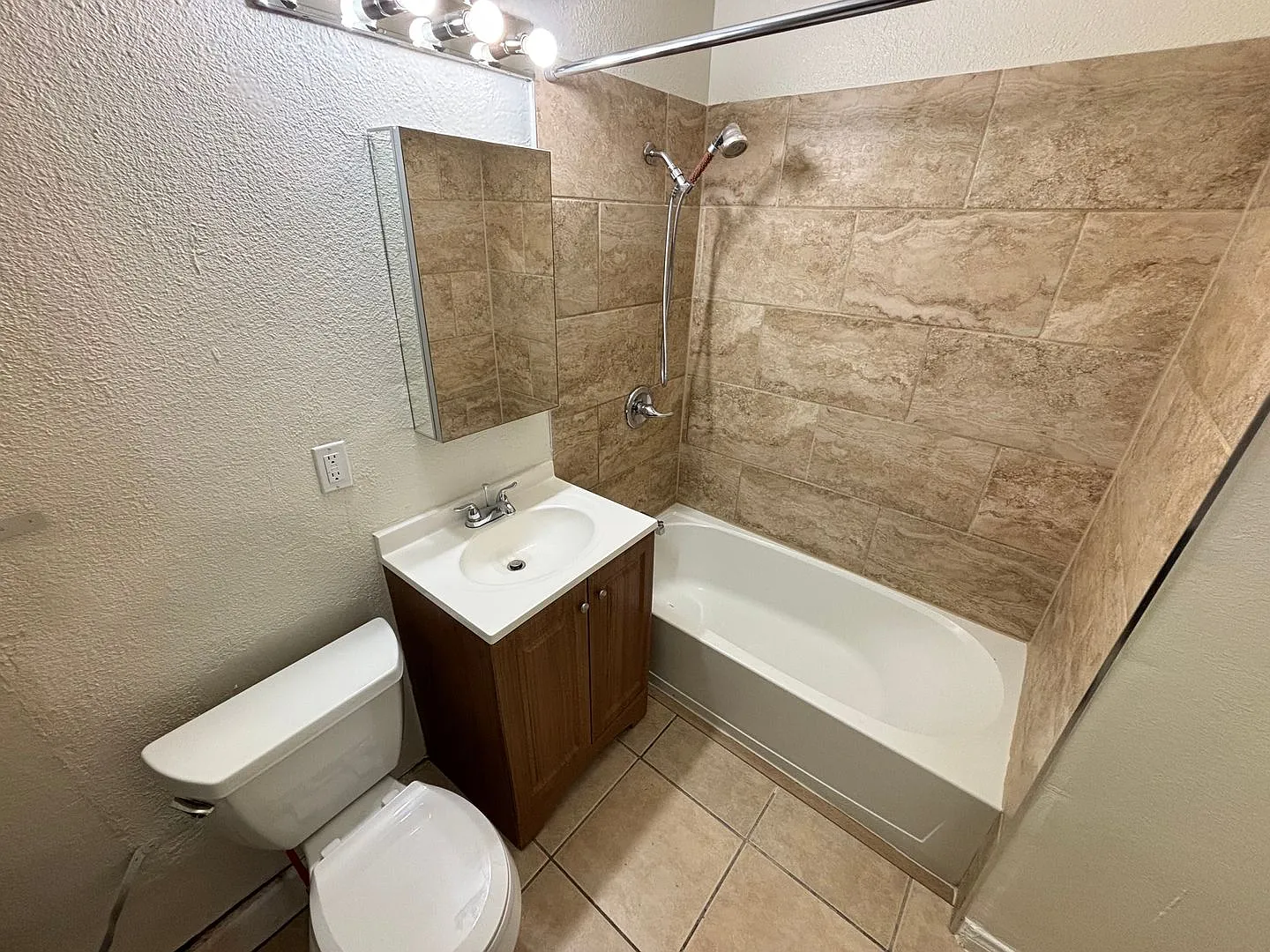 Charming 3bed/1bath Apartment Located In North Las Vegas- 1/2 Off First Months Rent — Photo 3