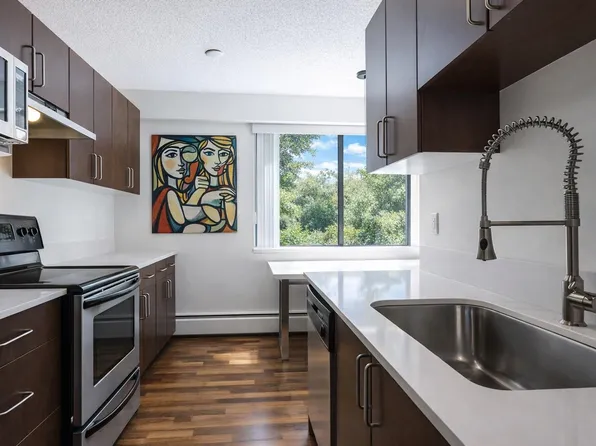 2330 Maple St #111, Vancouver, BC V6J 3T6