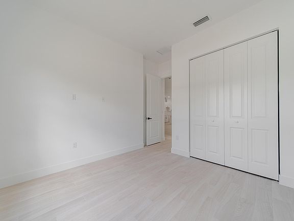 3rd image of 541 Ladd St