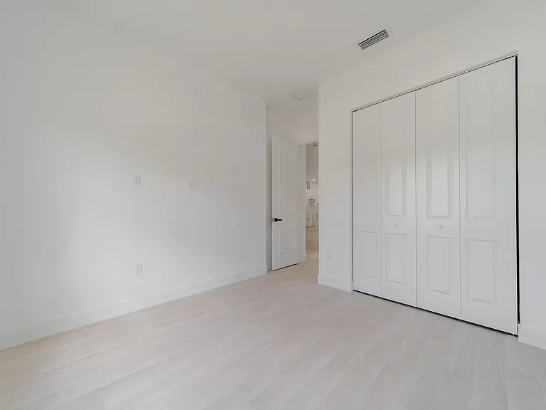 541 Ladd St — Photo 3