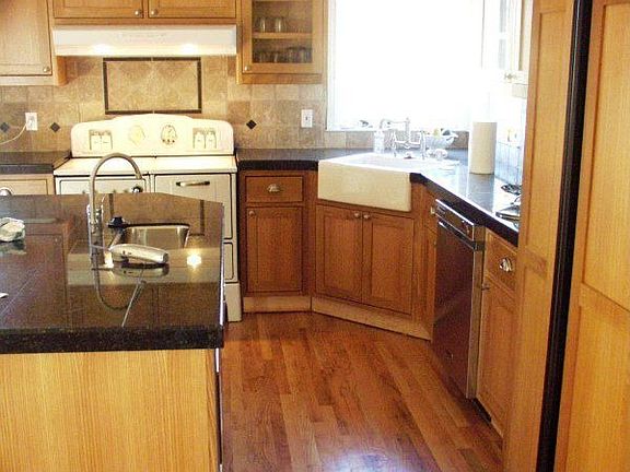 Farm style apron sink