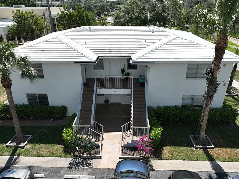 236 SE 9th Ave — Photo 12