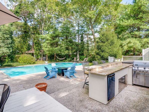 111 Bay Ave E, Hampton Bays, NY 11946