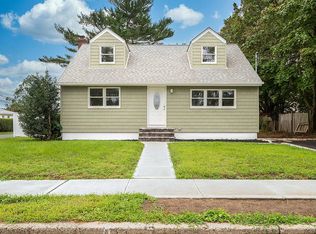 405 43rd St, Lindenhurst, NY 11757