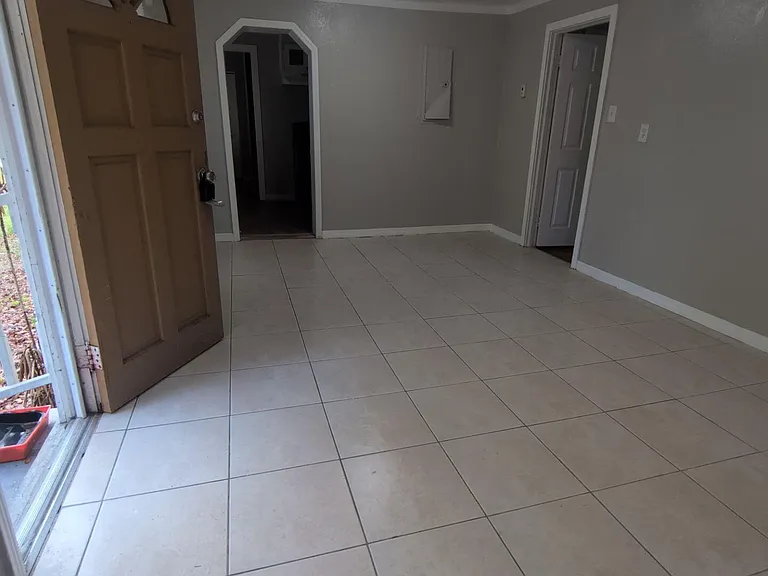 1037 Detroit St — Photo 3