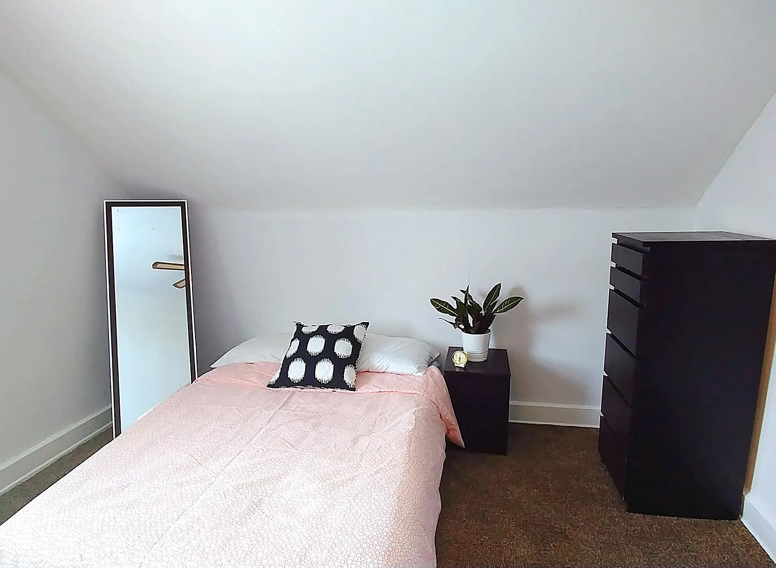 2 bed, 750 sqft, $1,400 — Photo 4
