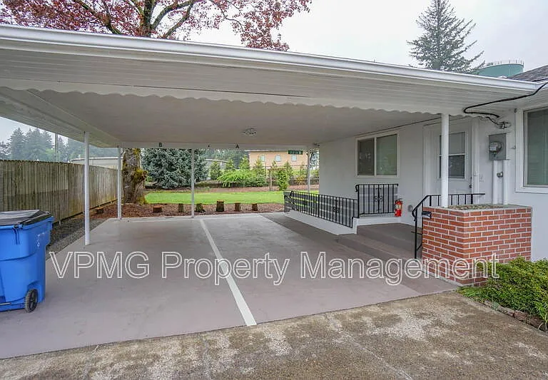 2218 E 18th St #B — Photo 2