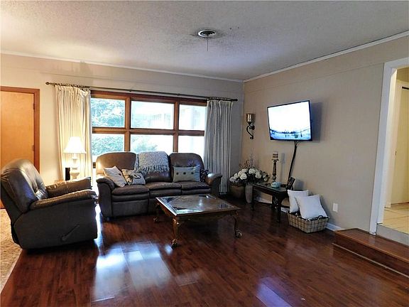 3rd image of 403 Paradise Rd