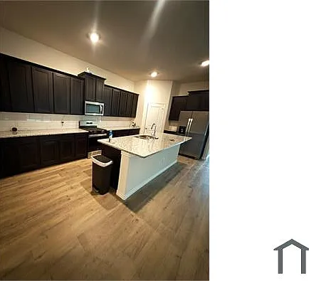 2140 Katharine St — Photo 2