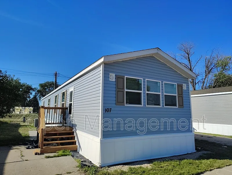 3 bed, 2.0 bath, 1120 sqft, $1,049 — Photo 1