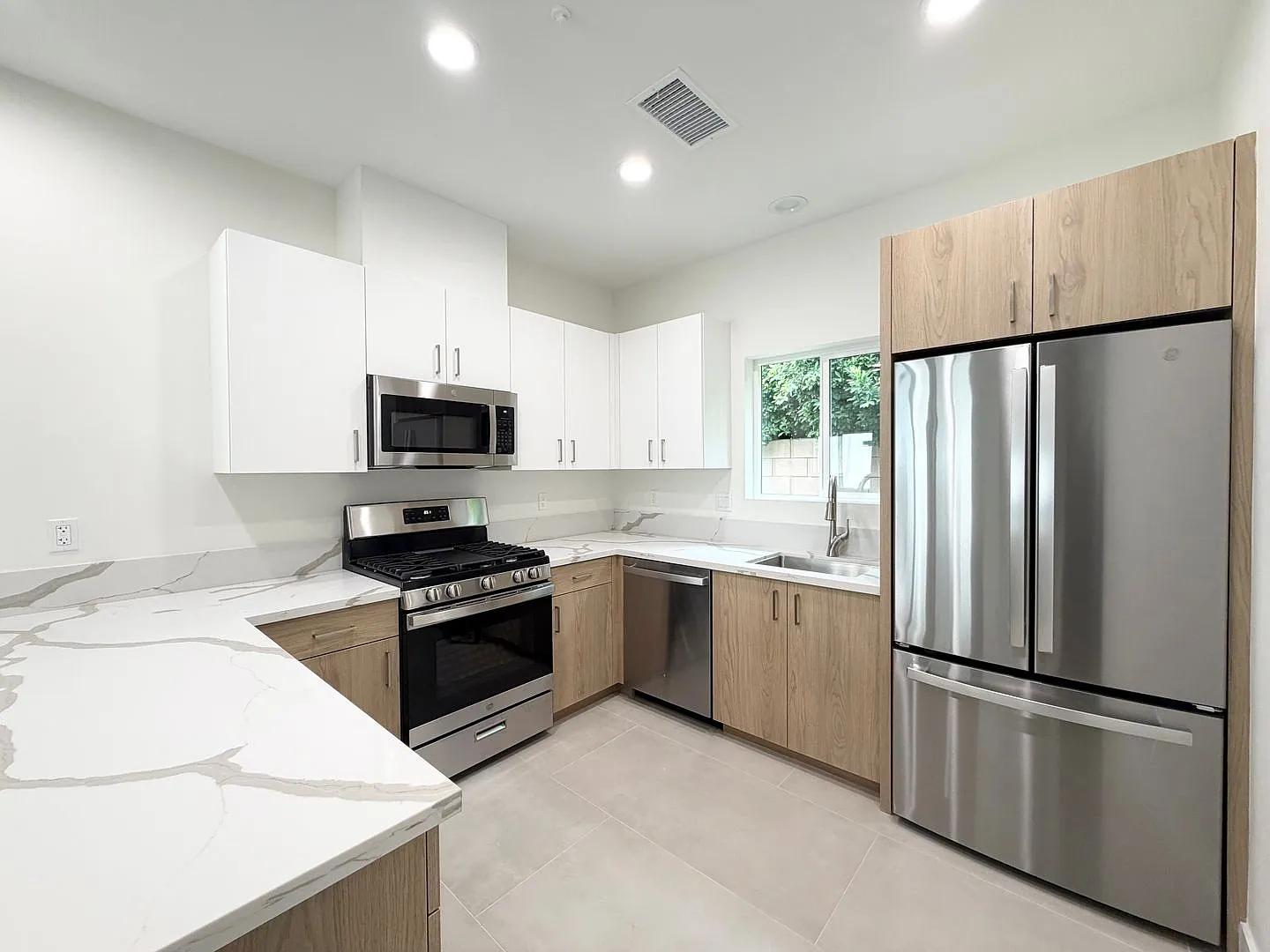 Available Now!! Beautiful 3 Bedroom 2 Bathroom Home In Cathedral City — Photo 1