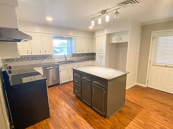 2nd image of 1805 Maple St