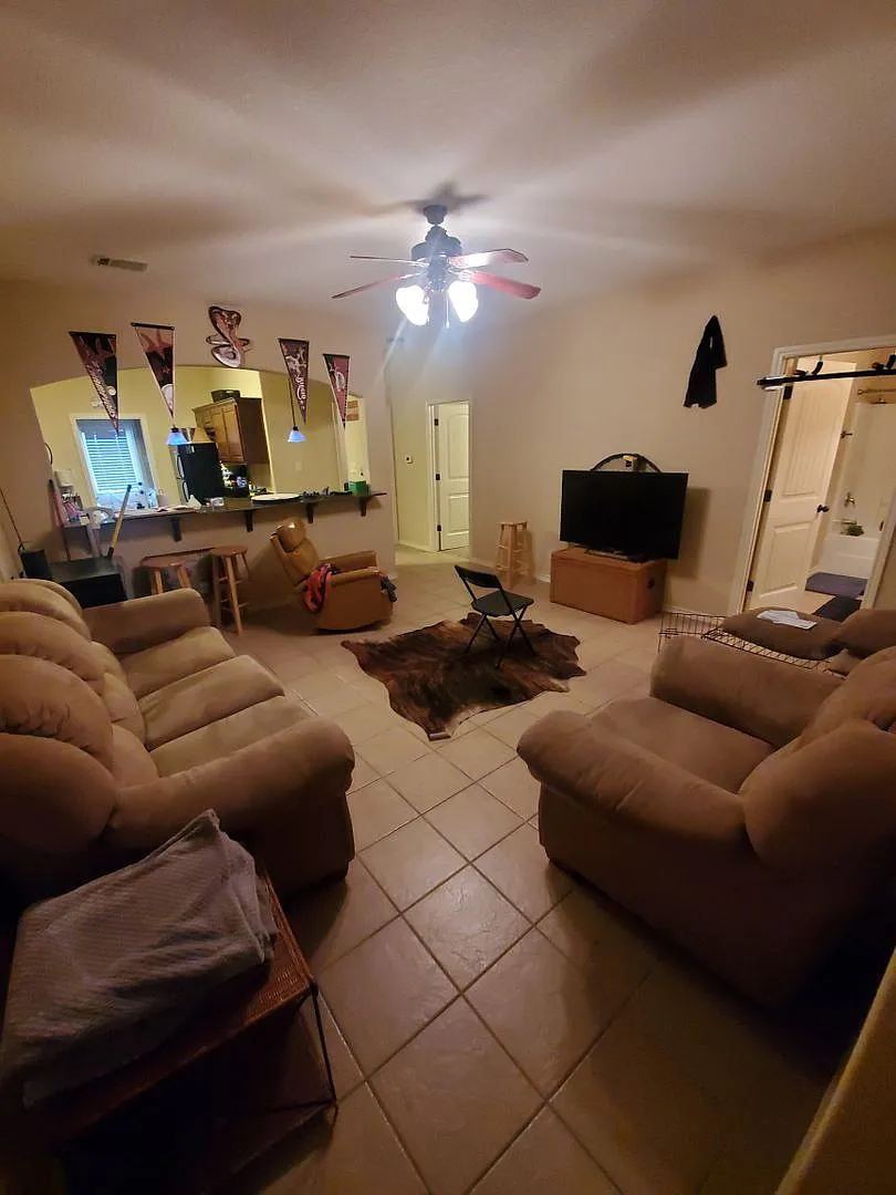 College Station - 3 bedrooms / 3 Baths Townhome in the Barracks! — Photo 4