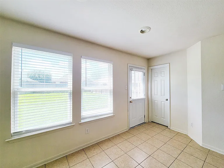 2322 Oxford Point Ln — Photo 19