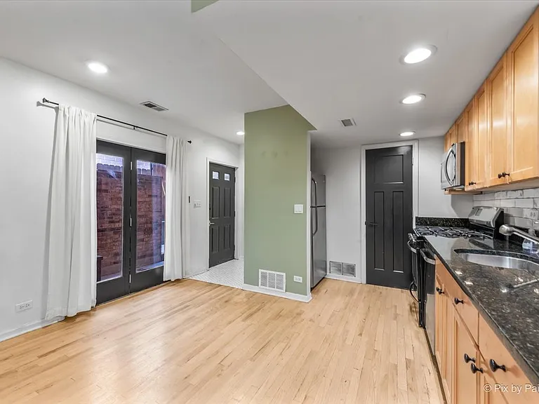 832 W Barry Ave #2 — Photo 2