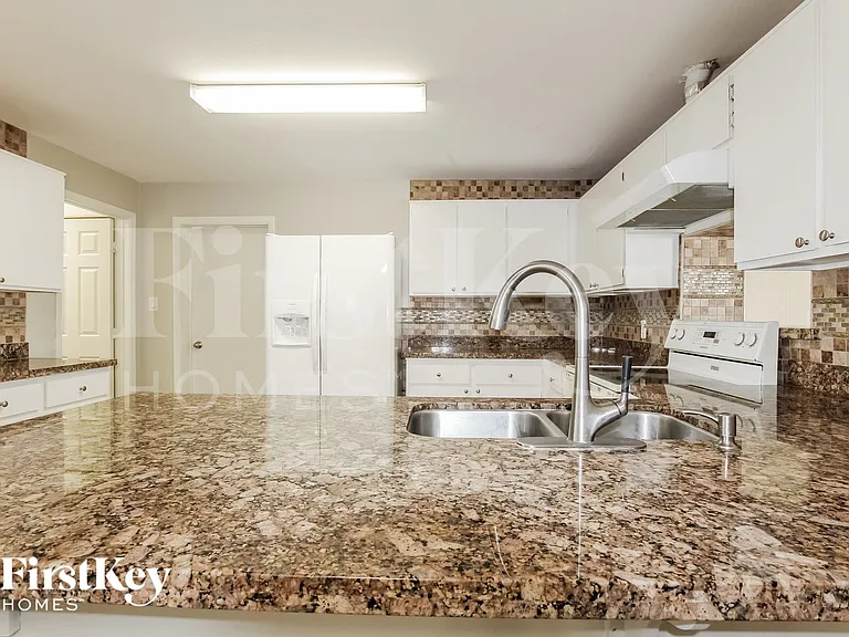2126 W San Miguel Ave — Photo 5