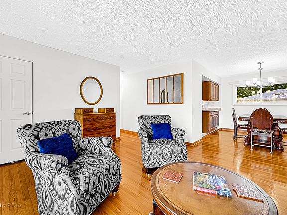 5th image of 1029 S Main Dr