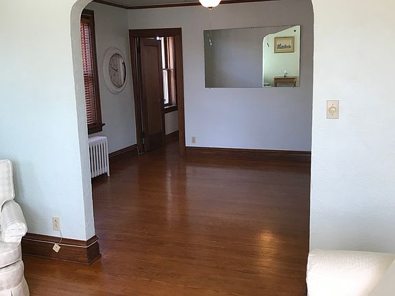 into dining room from living room.
Wood window blinds, ceiling fan.