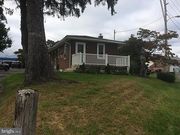 3rd image of 1151 Montgomery Ave