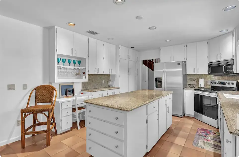 1821 E Barefoot Pl — Photo 2