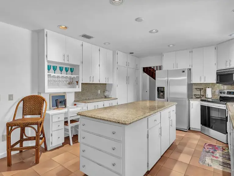 1821 E Barefoot Pl — Photo 2