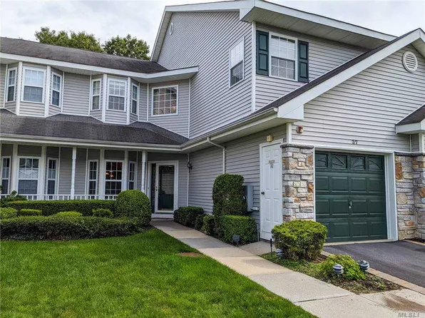 37 Willow Wood Dr, East Setauket, NY 11733