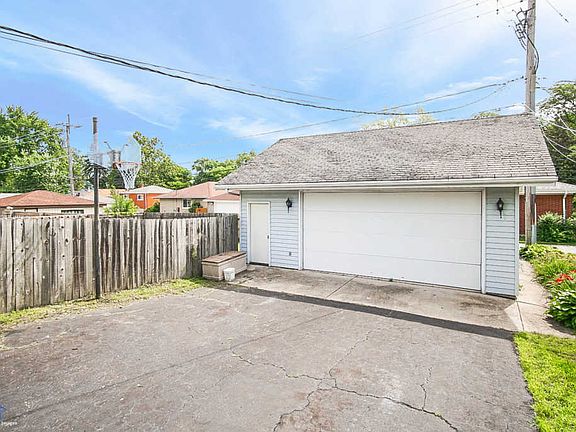 2nd image of 18007 Glen Oak Ave