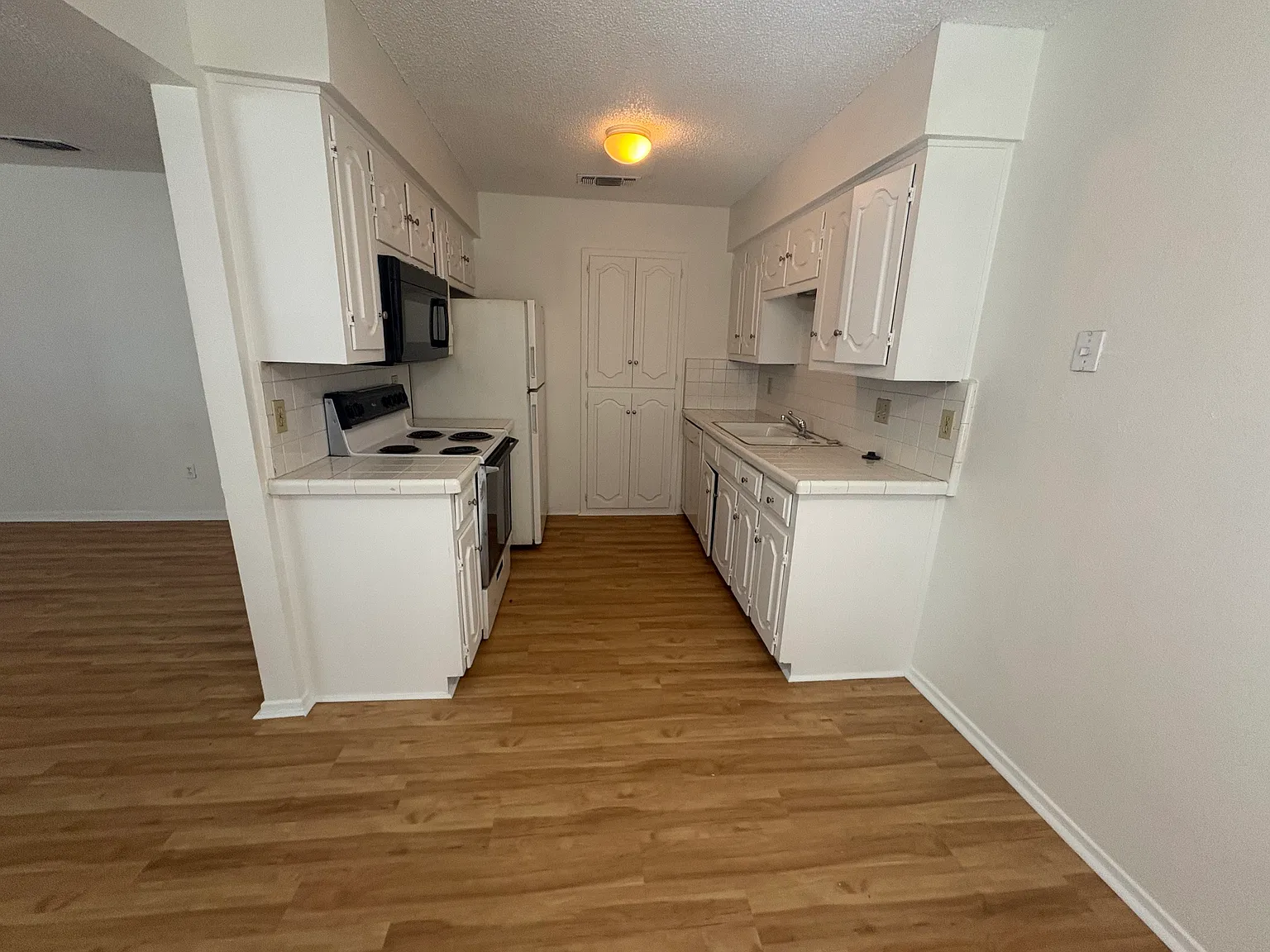 1 bed, 727 sqft, $1,050 — Photo 1