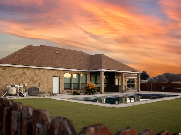 201 Abrego Lake, Floresville, TX 78114
