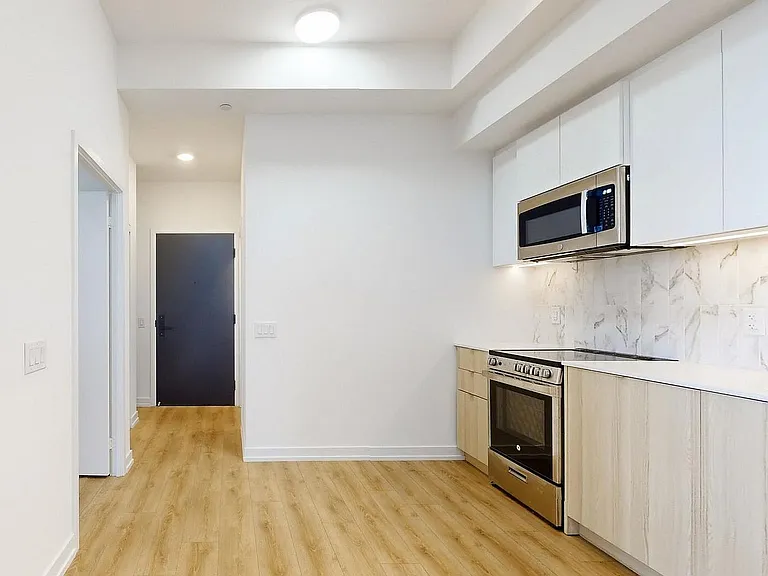 500 Dupont St #301 — Photo 19