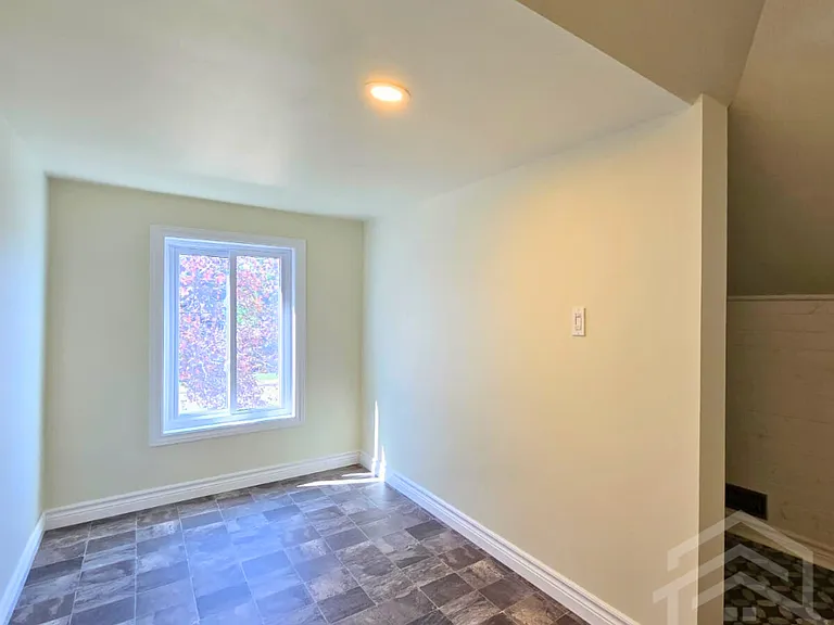 632 Broadway St — Photo 8